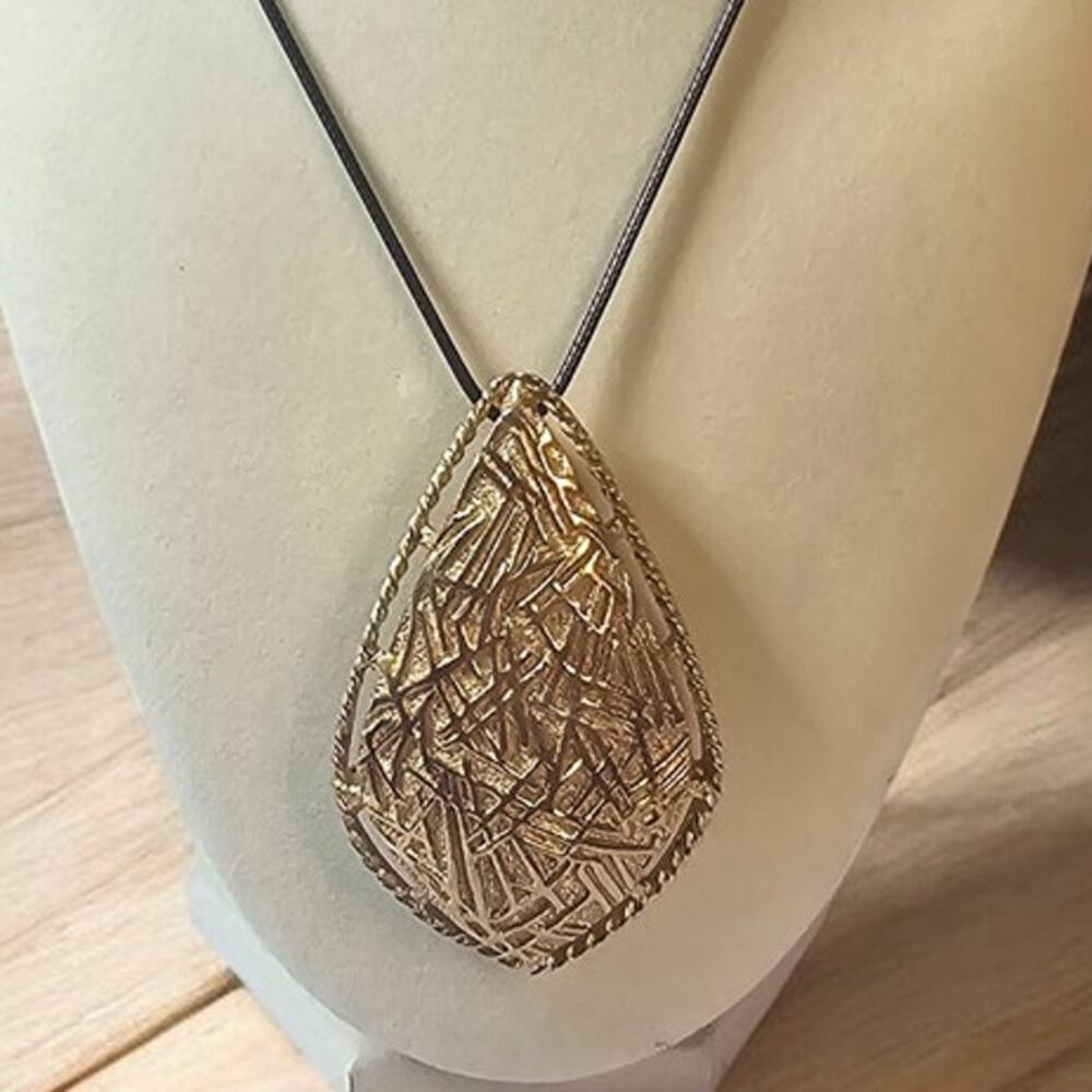 Sarah Coventry Gold Textured Teardrop Pendant Brooch Vintage 1970s Classic